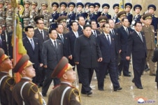 “정면돌파” 김정은…첫 행보는 ‘태양궁’