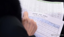 [헤럴드pic] ‘신청서 작성하는 고객’