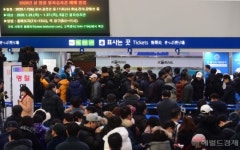 [헤럴드pic] ‘북적이는 서울역…’