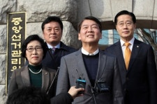 선관위 찾은 안철수 “개혁정당 탄생 두렵나”…安신당·국민당 불허 반발