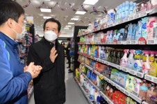 정 총리 “마스크 유통량 늘어날 것…확보 물량, 즉시 소비자에 공급”(종합)