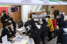 우체국에 수백명 줄…4시간 기다려 손에 쥔 마스크는 5장