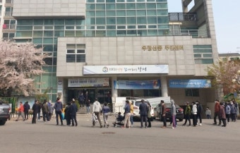 [사전투표 현장]둘째날 오전도 긴 줄…갈수록 뜨거운 사전투표 열기