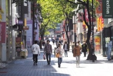 “보복소비 기대?…코로나 끝나도 두 달 지나야”