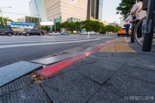광진구, 횡단보도에 LED 바닥 신호등·음성 안내기 설치