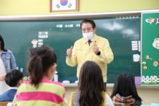 최대호 안양시장, 등교 첫날 부흥초 방문 학생 격려