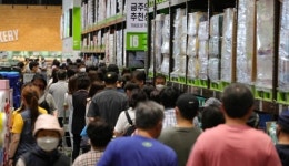 320원 마스크 사려 새벽부터 줄 서…90만장 순식간에 품절