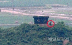 [헤럴드pic] ‘초소앞 북한군인…’