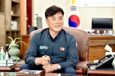 [다시 뛰는 대구경북] 윤경희 청송군수 “국내 최대 백일홍 화원 만든다”