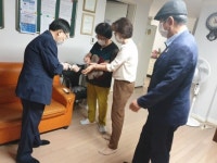 군포시, 경로당 붙이는 체온계 지원