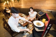 AI 로봇이 서빙해주는 파스타 …KT, 매드포갈릭서 서빙 로봇 시범 서비스
