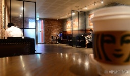 [헤럴드pic] 사회적 거리두기 완화…프랜차이즈 카페 정상영업