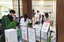 쇼호스트가 라방하고 직접 체험…NC신구로점의 파격 실험