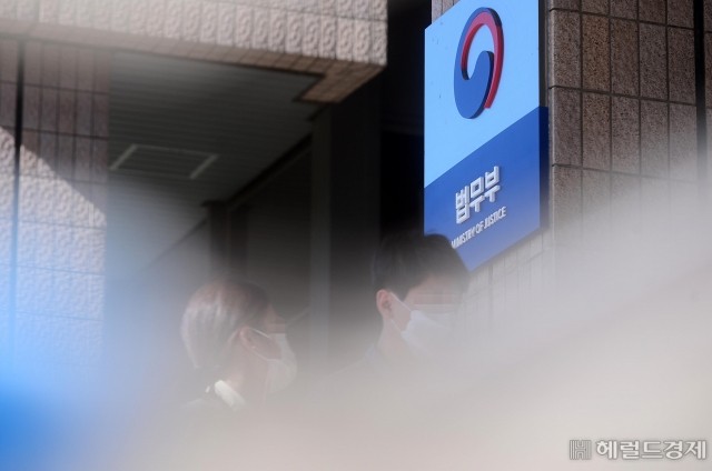 이재명 대통령, 가짜뉴스 유포 유튜버 징벌적 손해배상 논의 지시
