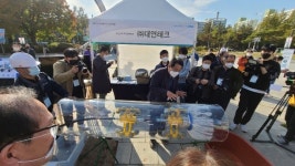 세척 로봇이 작동하자 묵은 물때가 싹~