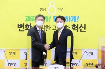 [헤럴드pic] 악수하는 김종철 정의당 대표와 조정훈 시대전환 대표