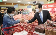 정 총리 “달콤한 국산 사과 맛 좀 보시고 가세요!”