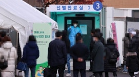 일평균 지역발생 416명…깜깜이 늘어 확산 속도도 따라가지 못하는 ‘3차 대유행’