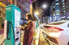 가로등으로 만든 전기차 충전소