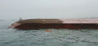 군산 십이동파도 해상서 바지선 전복…승선원 1명 실종
