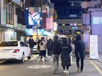 [르포] 밤 10시 붐비는 거리, ‘예약’ 택시, 그리고 화난 상인 “자영업자 달래기용”[촉!]