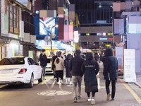 “한두잔 더 마실 수 있지만 달라진 점 없어”…“자영업자 달래기용”