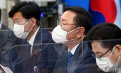 [헤럴드pic] 더불어민주당 원내대책회의에서 발언하는 김태년 대표 직무대행