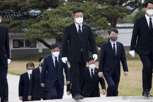 2025년 새해, 여야 지도부 현충원 참배로 국가 영웅 기리며 희망 다진다