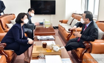 [헤럴드pic] 대화하는 주호영 국민의힘 대표 권한대행 겸 원내대표와 배현진 원내대변인
