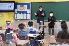윤화섭 시장, 어린이날 앞두고 초등학교 일일 교사 체험
