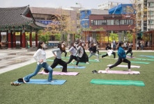 근엄한 시청 앞, 주민·직장인·여행자 어울려 ‘요가쇼’ 눈길