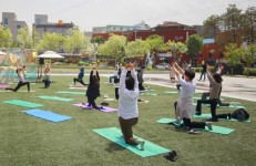 근엄한 시청 앞, 주민·직장인·여행자 어울려 ‘요가쇼’ 눈길