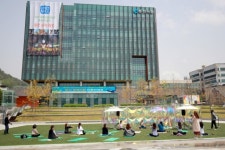 근엄한 시청 앞, 주민·직장인·여행자 어울려 ‘요가쇼’ 눈길
