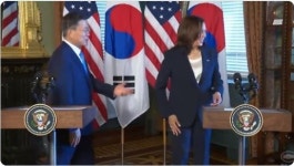 해리스, 문 대통령과 악수 뒤 손 닦았다?…美 인터넷 ‘갑론을박’