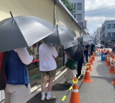 [르포] 선별진료소 둘러싼 검은 우산들…“10~20분만 땡볕 있어도 위험”[촉!]