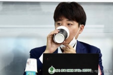 [헤럴드pic] 커피마시는 이준석 국민의힘 대표