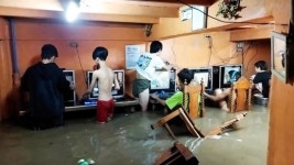 [영상] 감전 안 무섭나 태풍·침수에도 게임…겁없는 필리핀 10대