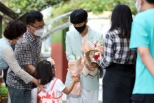 안산 모교 방문날 “페미대장부 온다 씨X” 글 논란…문산초 “조사중”