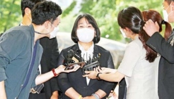 윤미향 재판, 기소 11개월만 시작…“기부금 유용” vs “혐의 부인”