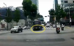 배달 오토바이, 23t 화물차에 깔려…운전자 현장에서 숨져