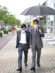 다급한 “안 돼요”에 우산 꼭 쥔 윤석열…與野, ‘우산은 직접’ 한마음