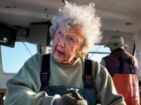 101세 할머니, 78세 아들과 랍스터 잡으러 바다로