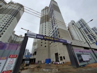 “진짜 부술 수 있겠나”…‘왕릉뷰 논란’ 장릉 앞 아파트 현장 가보니 [부동산360]