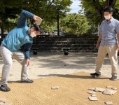 ‘오징어게임’에 신난 한국민속촌, 달고나 이어 딱지치기