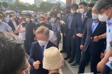 이재명 민주당 대선후보 대구 방문…경북대 학생과 대화 뒤 서문시장 이동