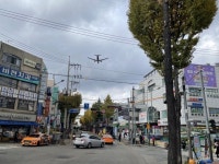 두 얼굴의 재개발…도로 하나 사이 두고 공공 vs 민간 경쟁  [부동산360]