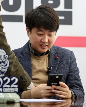 [헤럴드pic] 신지예 시대준비위원회 수석부위원장의 사퇴소식을 접하는 이준석 국민의힘 대표