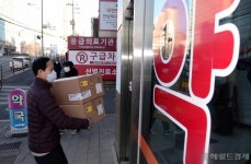 코로나19 먹는치료제 ‘1호 처방자’? 70대 남성