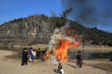 [포토뉴스] “한해의 소원 빌어” 안동 하회마을서 정월대보름 달집 태우기 행사 진행