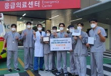 몸짱 男간호사들, 마음도 짱!…달력 판매금 전액 기부